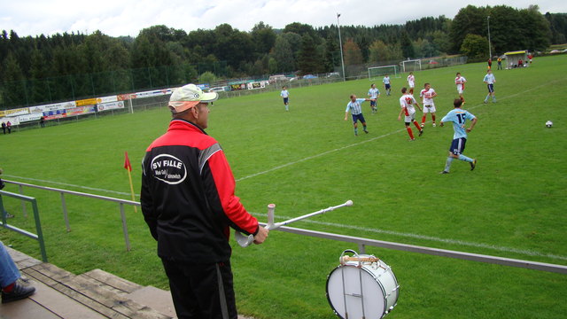 Feste dirigierte mit dem Krückstock, hat auch nix geholfen....