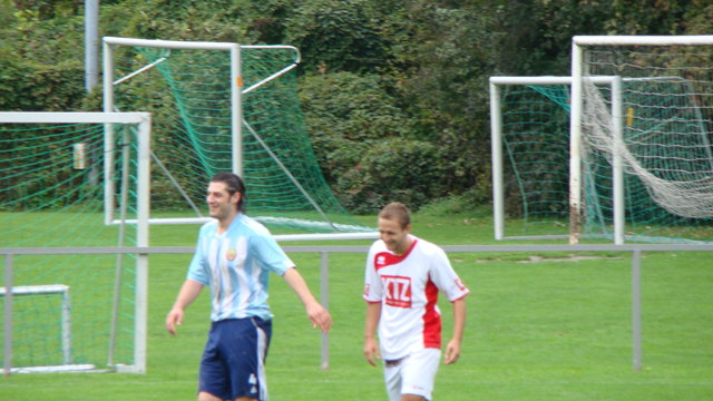 was grinsen denn die beiden da, ha?