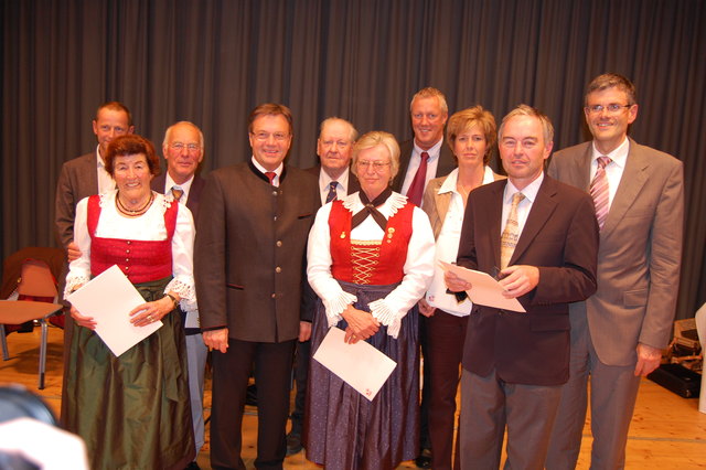 LH Günther Platter (Mi.) mit den Geehrten der Stadtgemeinde Kitzbühel und Bgm. Klaus Winkler (re.) | Foto: Opperer