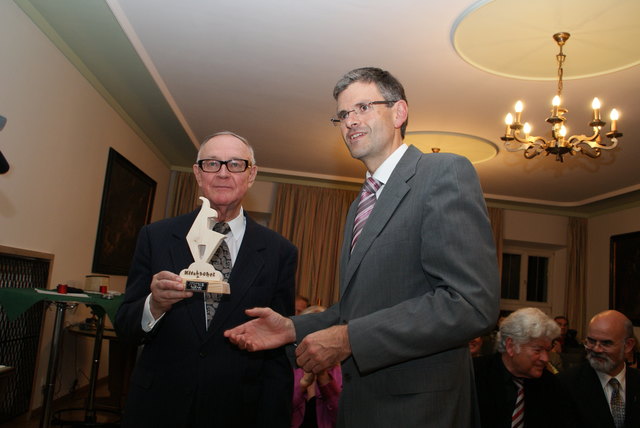 Bgm. Klaus Winkler (re.). überreichte Gründer Rudolf Scholz eine Holz-Gams als Anerkennung für sein Schaffen.