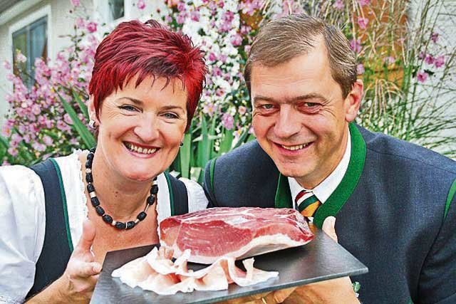 Stolz präsentieren Marianne und Erwin Patz ihren Otterstaler Rohschinken. | Foto: Patz