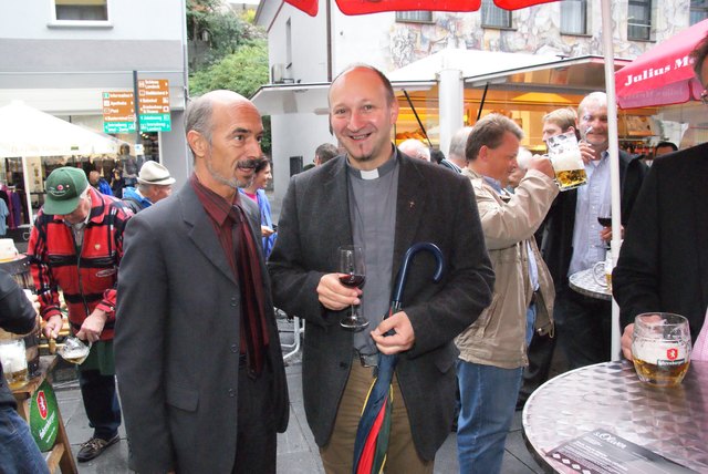 Stadtchef Bertl Stenico unterhält sich mit Pfarrer Martin Komarek.