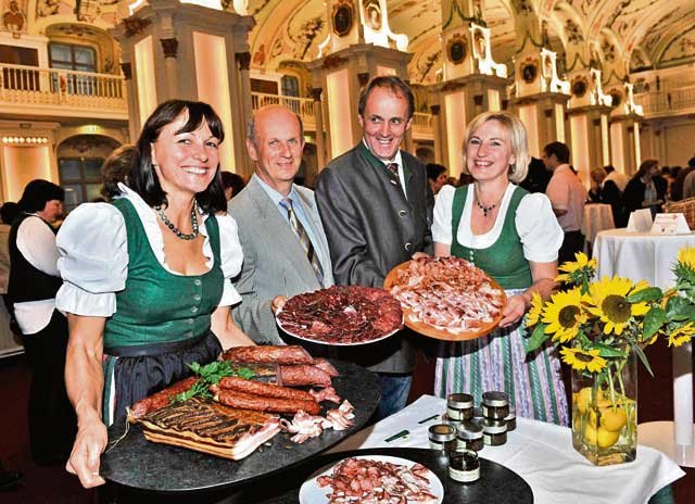 Margit Pechtigam (l.) und Herbert Oberecker (2.v.l.) wurden je drei Mal mit Gold ausgezeichnet. Foto: LK | Foto: Landwirtschaftskammer Steiermark