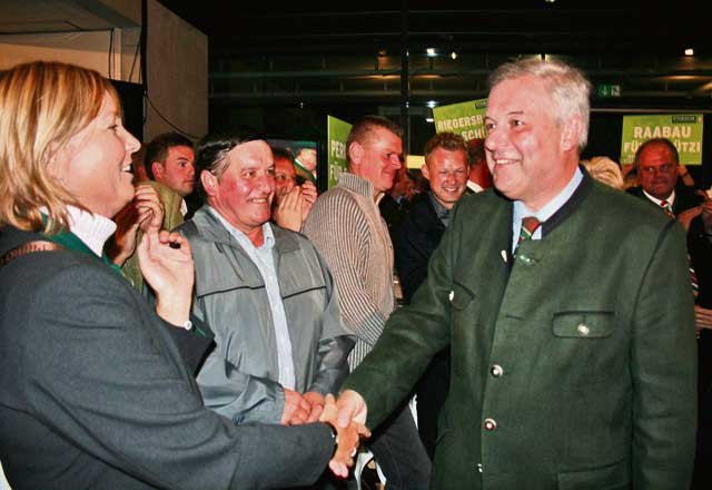 Hermann Schützenhöfer freute sich über den Besuch im Feldbacher Zentrum und mischte sich händeschüttelnd unter die Gäste.