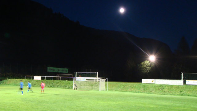 der Vollmond sorgte für Stimmung, verhinderte aber trotz Flutlicht bessere Fotos....