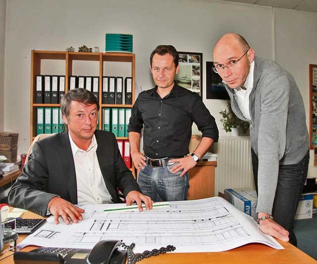 Firmenleitung von Gera Montagen in Mettersdorf: Helmut Raggam und die beiden Prokuristen Rudolf Grabner und Herbert Raggam (v.l.n.r.).                  Fotos: WOCHE (1), KK (3)