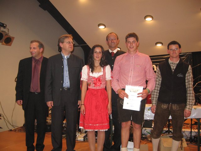 Juryvorsitzender Bernhard Kupfner, Klaus Dillinger aus Rotholz, Ortsleiterin Nadine Lorenz, LA Anton Mattle, Tagessieger Christoph Schwarzmann von der Alpe Steris (Raggal) und Jungbauernobmann Rene Gastl. | Foto: Tamerl