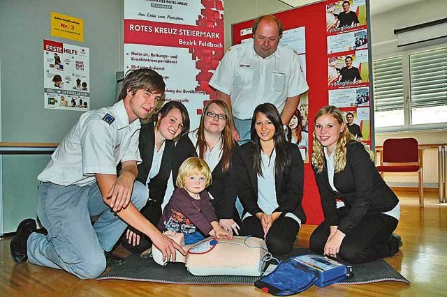 „Lebensrettende Maßnahmen kann man nicht früh genug lernen“, dachte sich dieser junge Mann, der u. a. mit Lena Gsöls (2.v.l.) und Andreas Mittendrein (M.) übte. Foto: WOCHE