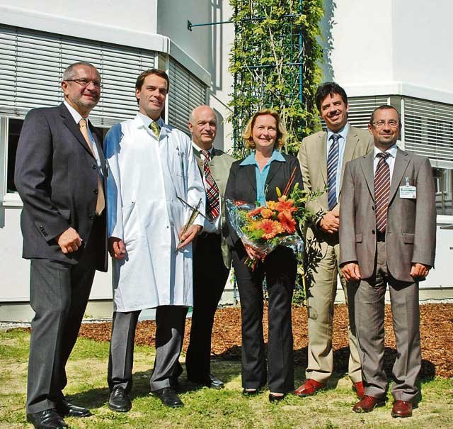 Gerhard Halbwirth, Martin Heine, Hannes Hofmann, Bettina Vollath, Ernst Fartek und Christian Rath (v.l.) bei der offiziellen Eröffnung der Neurologie in Feldbach.     Foto: WOCHE
