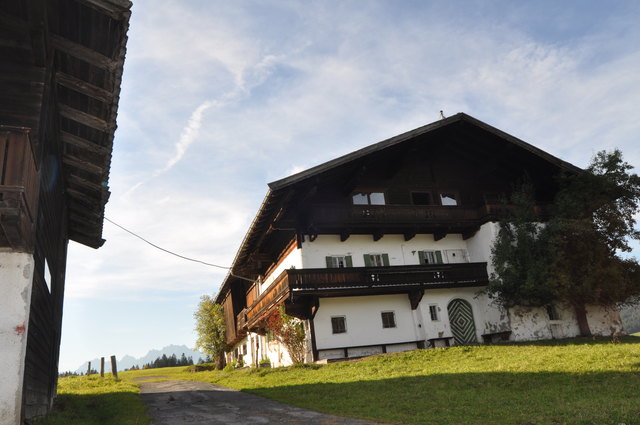 Der alte Tragstätthof hoch über Rosenegg soll einem Hotel weichen – und hängt derzeit in der Warteschleife.