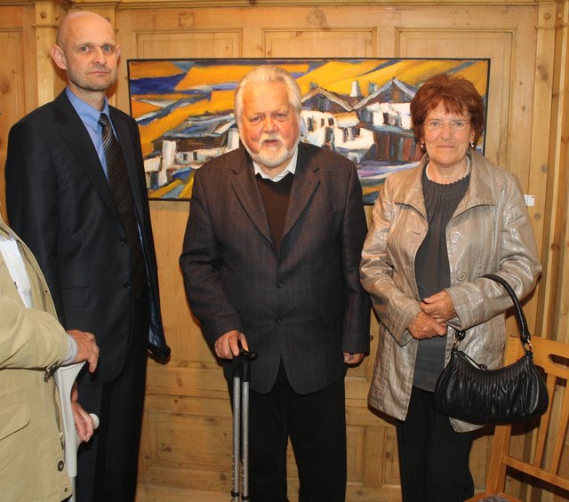Galerist Hannes Niederlechner, der ausstellende Künstler Herbert Danler und Ehefrau Theresa bei der Vernissage. | Foto: Richter