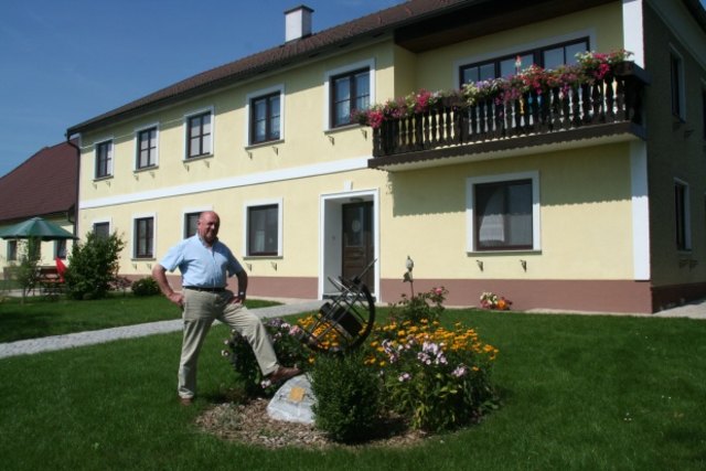 Karl Donabauer vor seinem Bauernhof