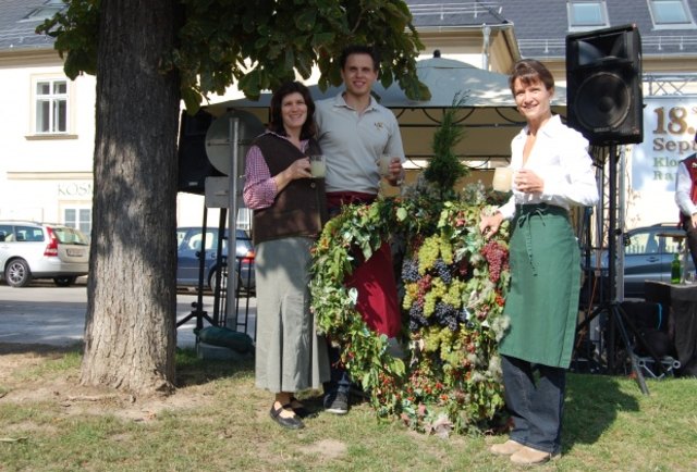 Sylvia Zeiner, Leopold Kerbl und Renate Meissner umrahmen die Winzerkrone | Foto: Zippel