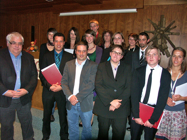 Direktorin Petra Hohenauer (3. v. r.) und Dr. Hans-Robert Schönherr (li) überreichten die Diplome an die elf Absolvent(inn)en