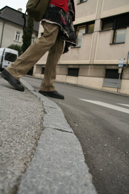 Neue Straße, neue Barriere. Beim Schutzweg über die neu asphaltierte Franz-Rumpler-Straße wurde auf Barrierefreiheit schlichtweg vergessen. Die Gehsteigkante ist nicht abgeflacht. | Foto: Cornelia Grobner
