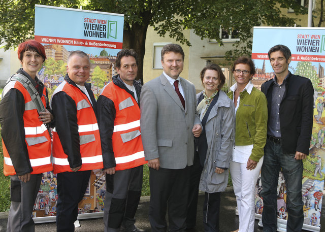 Neuer Beruf: Die Wiener Hausbetreuer (am Foto mit Vizebürgermeister und Wohnbaustadtrat Ludwig) sind die Ansprechpartner von Gemeindebau-Mietern. Sie werden auch im Konfliktmanagement geschult. | Foto: PID