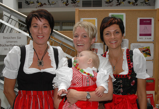 Vier hübsche Dirndln: Brigitte Daxböck, Alexandra Egger mit Tochter Julia, Gabriele Grumbäck. | Foto: Vogd