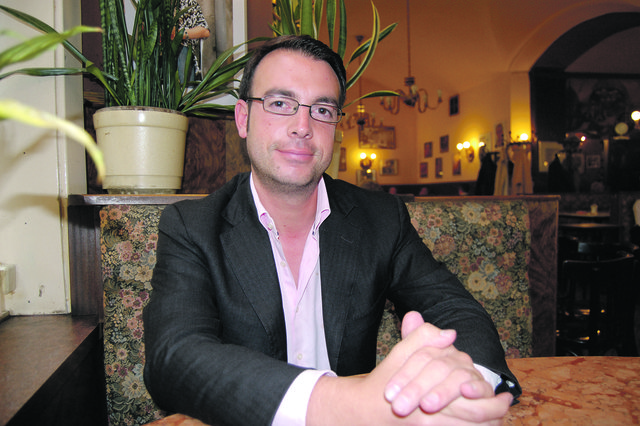 Raphael Sternfeld (SP) setzt sich für faire Chancen am Arbeitsmarkt für alle Josefstädter ein.