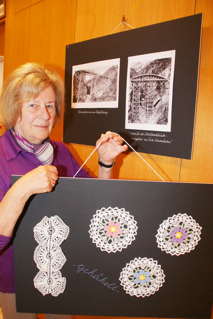 Edith Niedermayer zeigt Fotos vom Bau der Mittenwaldbahn und Handarbeiten von Anna Deutschmann (80).