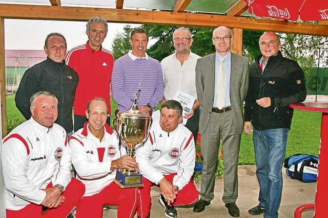 Vizebürgermeister Erwin Klobasa (2.v.r.) nahm beim 9. Tennisbehördencup der Stadt Feldbach die Siegerehrung vor und gratulierte zum Spielerfolg.
