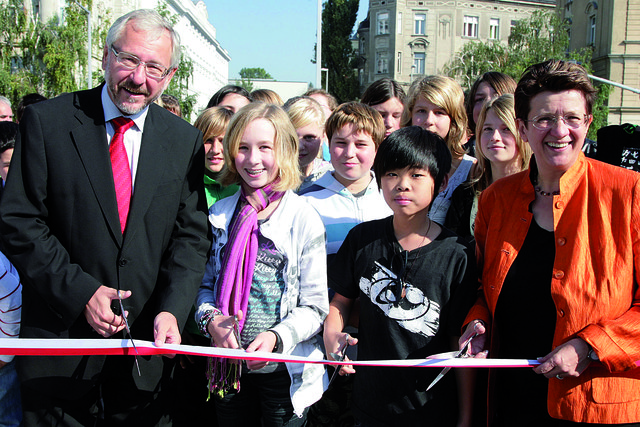 Stadtrat Rudolf Schicker, Bezirkschefin Andrea Kalchbrenner und zahlreiche Schüler des Goethe Gymnasiums eröffneten den neuen Steg Astgasse, der den 13. und 14. Bezirk verbindet. | Foto: BV Penzing