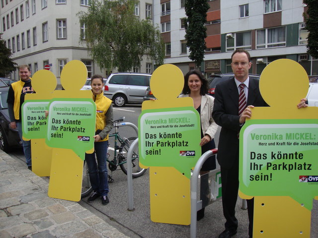 Pappkameraden für Bewohnerparkplätze in der Josefstadt.