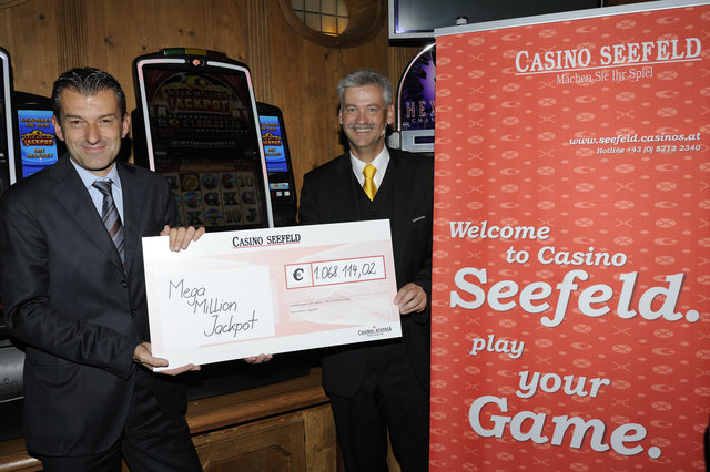 Casinodirektor Ernst Hubmann und Guest Relation Manager Horst Trefalt am Mega Million Automat. | Foto: Casino