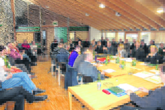 Viele Zuhörer folgten der Gemeinderatssitzung. | Foto: Baltzer