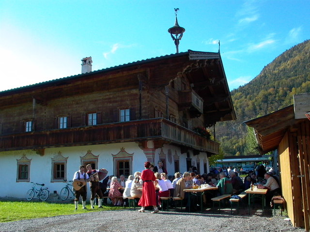 Beim Metzgerhaus in Kirchdorf findet am 16. Oktober ab 14 Uhr wieder der beliebte Bauernmarkt und das Angerlfest statt