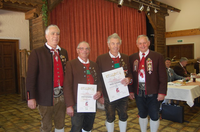 Ehrung des Landesverbandes (v.l.): Günther Schmalzried, Josef Somweber, Walter Somweber und Bez. Obmann Herbert Kolb | Foto: Kathrin Bauer