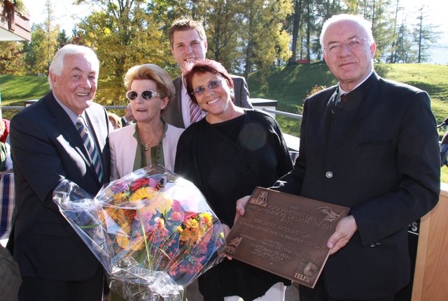 Friedensglocken-Botschafterin 2010 Brigitte Fassbänder (m.) mit Laudatorin Bgm. a. D. Hilde Zach, dem Telfer Ehren-Bgm. Helmut Kopp, Bgm. Christian Härting und Landtagspräsident DDr. Herwig van Staa (r.).