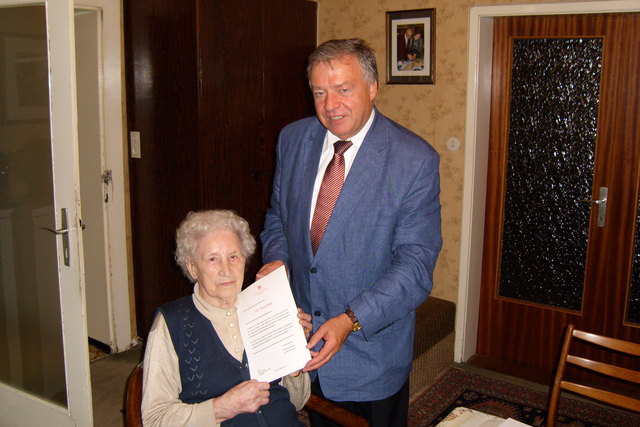 Michael Glanz gratuliert Maria Zavadil