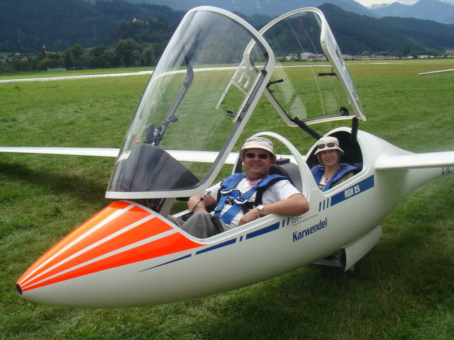 Walter Wartlsteiner mit Frau Andrea im Hochleistungsflugzeug ASH-25, Mit einer Spannweite von 25,5 m und einer Höchstgeschwindigkeit von 280km/h.