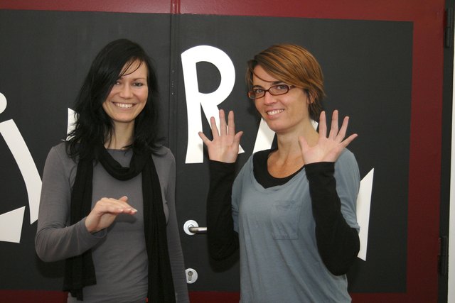 Freude an der Gebärdensprache: Seit sechs Jahren arbeiten Andrea Rohrauer und Barbara Schuster bereits zusammen.