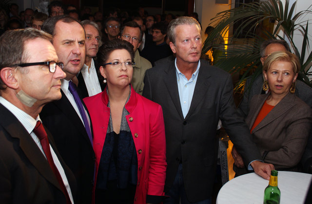 Besorgte Gesichter bei der Wahlanalyse: ÖVP-Klubobmann Karl-Heinz Kopf; Vizekanzler Josef Pröll, Christine Marek, Wirtschaftsminister Reinhold Mitterlehner und Wirtschaftskammer-Präsidentin Brigitte Jank