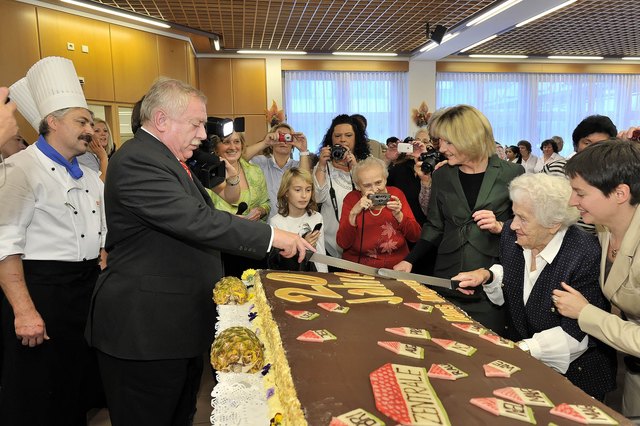 Michael Häupl schnitt die Torte an.
