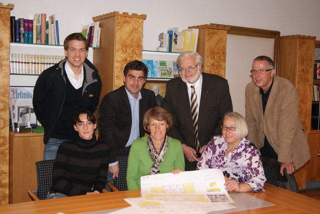 Umfangreiche Vorgespräche für den Kindergarten I: Architekt Karasek, Architektin Pflügl, Bgm. Christian Gepp, Kindergartenleiterin Gertraud Forstner, StR Erik Mikura, StR Gabriela Ehmayer und Abteilungsleiter Wolfgang Schenk. | Foto: privat