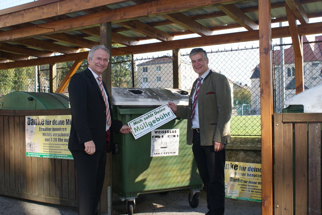 GVU-Obmann LAbg. Bgm. Anton Kasser und Stellvertreter Bgm. Alfred Buchberger beim Anbringen des Anklebers.