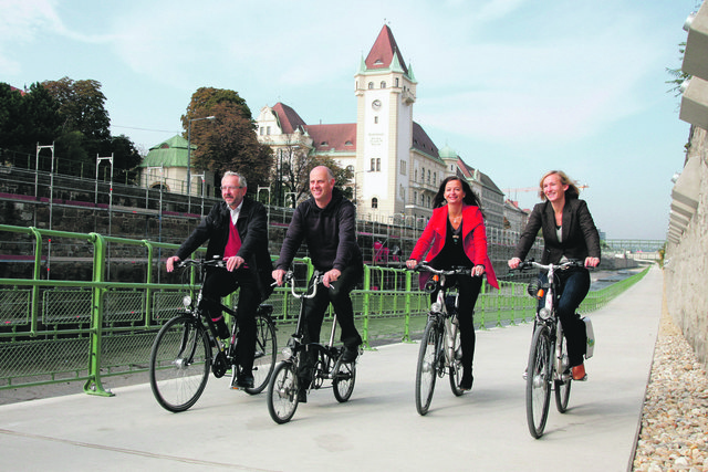 Rudolf Schicker, Christoph Chorherr, Ulli Sima und Sabine Gretner machen schon mal eine Probefahrt. | Foto: Christian Fürthner
