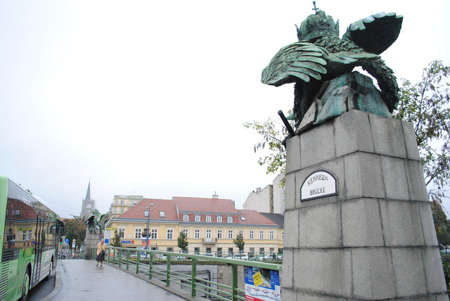 Die Kennedybrücke hieß bis Dezember 1963 noch Hietzinger Brücke.