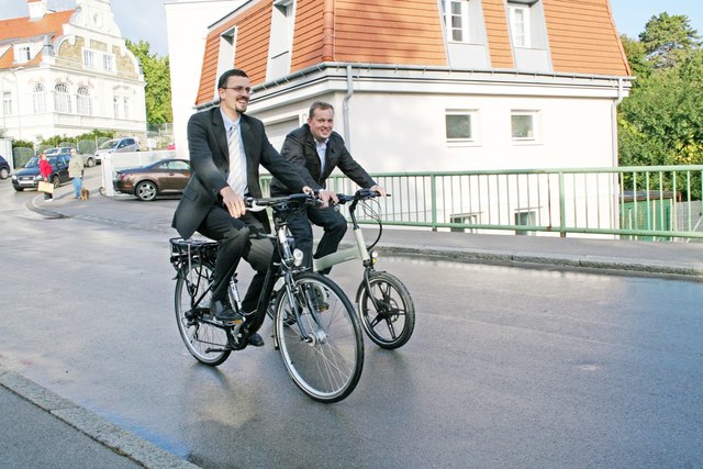 Sie machen’s vor: Stadtrat Roland Honeder und Gemeinderat Leopold Spitzbart mit Elektrofahrrädern. | Foto: privat