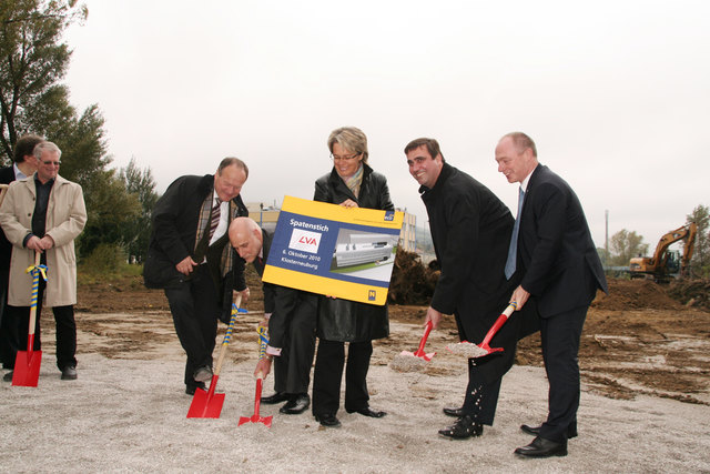 Arbeitsfläche für 120 Mitarbeiter. SPÖ-Stadtrat Karl Hava (ganz li.) beobachtet NR Hermann Schultes (Präsident der NÖ Landwirtschaftskammer), Michael Blass (Geschäftsführer des Fachverbandes der Lebensmittelindustrie), Wirtschafts- und Technologielandesrä | Foto: Cornelia Grobner