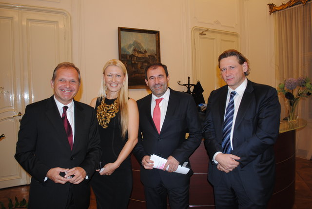 Ernst Strasser (l.), Halyna Bernard und Florian Stermann (r.) von der Österreichisch-Russischen Freundschaftsgesellschaft begrüßten Boris Nemsic im Kaiserpalais.