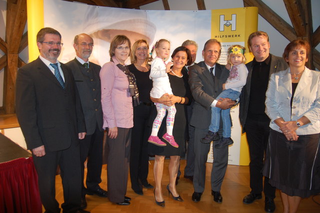 Prominente Ehrengäste mit zwei kleinen Besucherinnen aus dem Publikum. | Foto: Marisa Knogler
