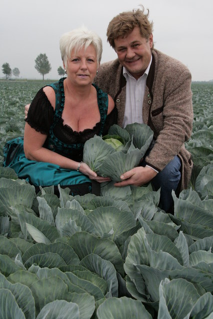 Laden zum Krautessen ein: Gerlinde Summetzberger und Josef Meyer (LK).