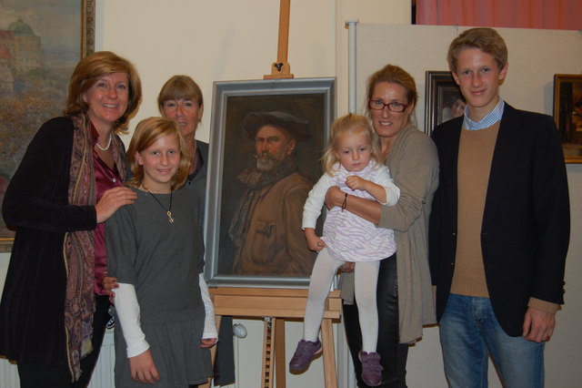 Karin Seitl (Enkelin), Tochter Veronika und Sohn Christoph (rechts), Brigitte Helmreich-Lang, Lisa Heigl-Raychl mit ihrer kleinen Cinnja sind einige der Nachkommen vom Ludwig Karl Strauch | Foto: Zippel