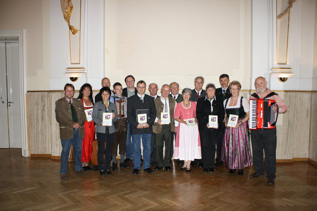 Tourismusverbands-Chefin Monika Hödl (3.v.l.) und Präsident Anton Wilflinger (6.v.l.) luden zur Buchpräsentation in den Bad Gleichenberger Mailandsaal.