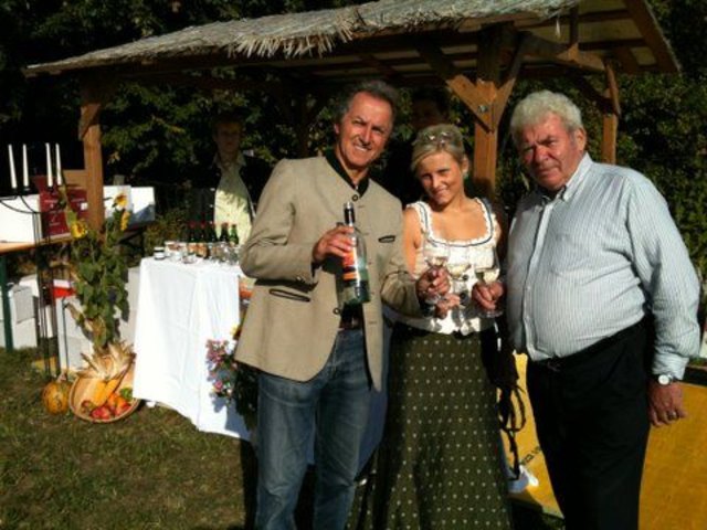 Peter Hartinger, Verena I. und Otto Neumeister (l.) verkosteten inmitten der traumhaften Landschaft die herrlichen Weine und wohlschmeckenden Brote.