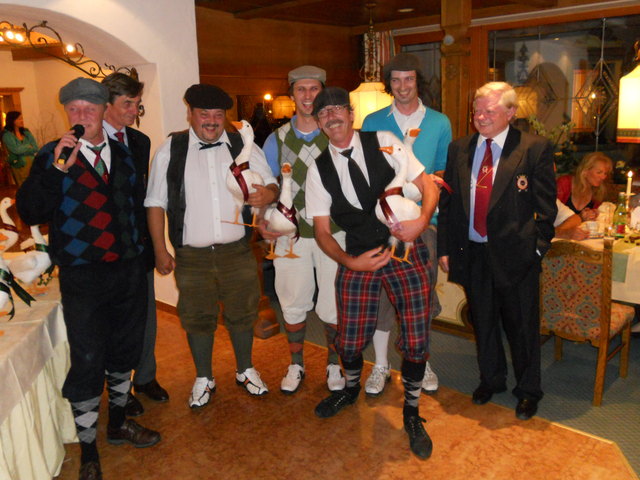 Das stolze Waidringer Siegerteam vom „Martini Gans´l Turnier“ mit Gerhard Pühringer, Dr. Franz Pistoja und GCC-Präsident Martin Unterrainer am Lärchenhof