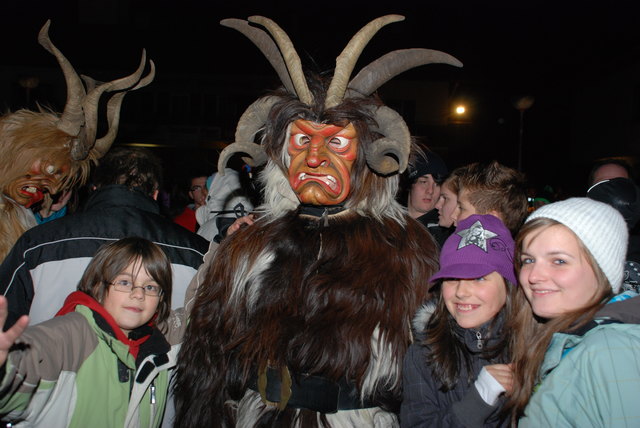 Die Haiminger Krampusse sind kinderfreundlich und punkten mit kunstvollen Holzlarven.